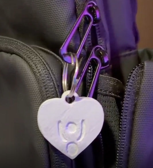 Llavero NFC Encuéntrame sujeto a una mochila